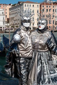 Les costumés du carnaval de Venise devant la Madonna de la Salute.