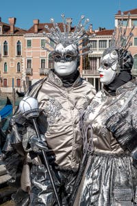 Les costumés du carnaval de Venise devant la Madonna de la Salute.