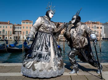 Les costumés du carnaval de Venise devant la Madonna de la Salute.