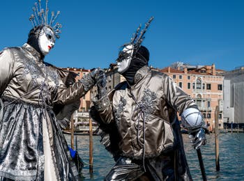 Les costumés du carnaval de Venise devant la Madonna de la Salute.