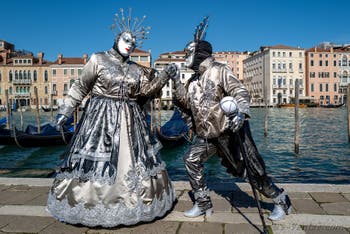 Les costumés du carnaval de Venise devant la Madonna de la Salute.