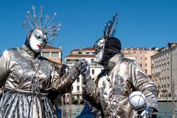 Les costumés du carnaval de Venise devant la Madonna de la Salute.