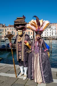 Les costumés du carnaval de Venise devant la Madonna de la Salute.