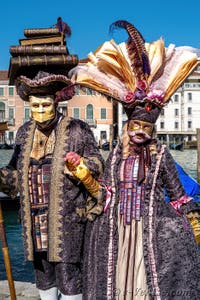 Les costumés du carnaval de Venise devant la Madonna de la Salute.