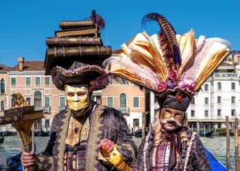 Les costumés du carnaval de Venise devant la Madonna de la Salute.