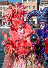 Les costumés du carnaval de Venise devant la Madonna de la Salute.