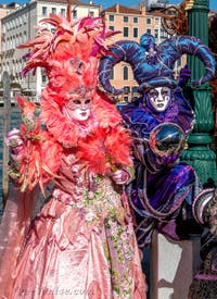 Les costumés du carnaval de Venise devant la Madonna de la Salute.