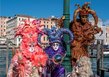 Les costumés du carnaval de Venise devant la Madonna de la Salute.