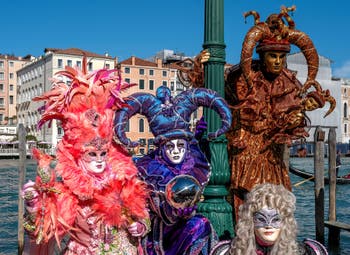 Les costumés du carnaval de Venise devant la Madonna de la Salute.