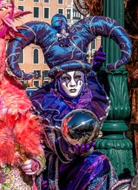 Les costumés du carnaval de Venise devant la Madonna de la Salute.