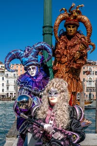 Les costumés du carnaval de Venise devant la Madonna de la Salute.