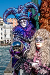 Les costumés du carnaval de Venise devant la Madonna de la Salute.