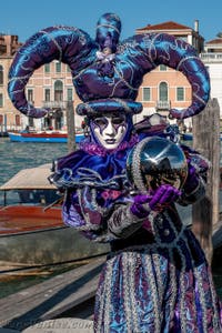 Les costumés du carnaval de Venise devant la Madonna de la Salute.