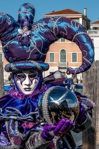 Les costumés du carnaval de Venise devant la Madonna de la Salute.