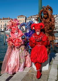 Les costumés du carnaval de Venise devant la Madonna de la Salute.