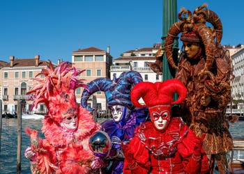 Les costumés du carnaval de Venise devant la Madonna de la Salute.