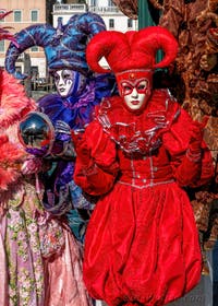 Les costumés du carnaval de Venise devant la Madonna de la Salute.