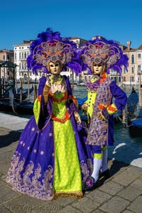 Les costumés du carnaval de Venise devant la Madonna de la Salute.