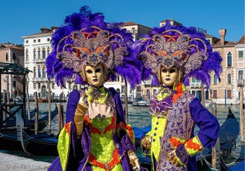 Les costumés du carnaval de Venise devant la Madonna de la Salute.