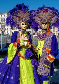 Les costumés du carnaval de Venise devant la Madonna de la Salute.