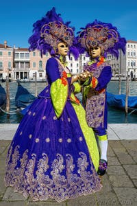 Les costumés du carnaval de Venise devant la Madonna de la Salute.