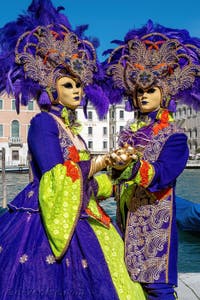 Les costumés du carnaval de Venise devant la Madonna de la Salute.