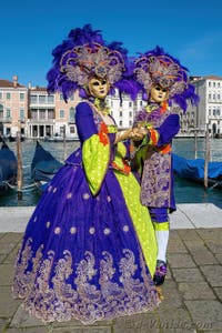 Les costumés du carnaval de Venise devant la Madonna de la Salute.