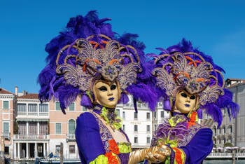 Les costumés du carnaval de Venise devant la Madonna de la Salute.