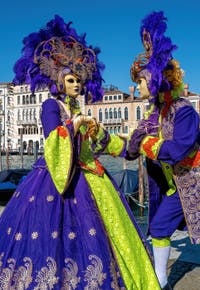 Les costumés du carnaval de Venise devant la Madonna de la Salute.