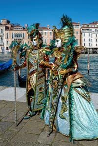 Les costumés du carnaval de Venise devant la Madonna de la Salute.