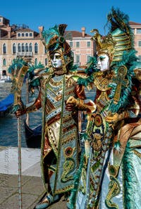 Les costumés du carnaval de Venise devant la Madonna de la Salute.