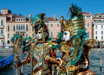 Les costumés du carnaval de Venise devant la Madonna de la Salute.