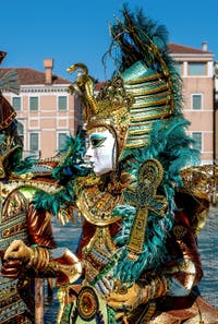 Les costumés du carnaval de Venise devant la Madonna de la Salute.