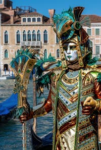 Les costumés du carnaval de Venise devant la Madonna de la Salute.