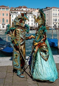 Les costumés du carnaval de Venise devant la Madonna de la Salute.