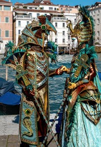 Les costumés du carnaval de Venise devant la Madonna de la Salute.