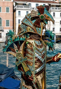 Les costumés du carnaval de Venise devant la Madonna de la Salute.