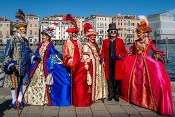 Les costumés du carnaval de Venise devant la Madonna de la Salute.