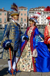 Les costumés du carnaval de Venise devant la Madonna de la Salute.