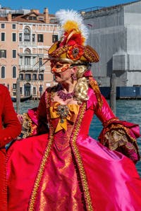 Les costumés du carnaval de Venise devant la Madonna de la Salute.