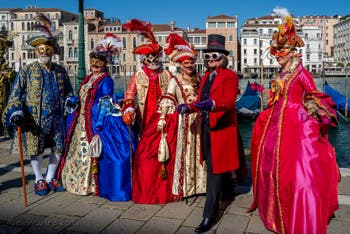 Les costumés du carnaval de Venise devant la Madonna de la Salute.