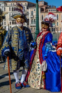 Les costumés du carnaval de Venise devant la Madonna de la Salute.