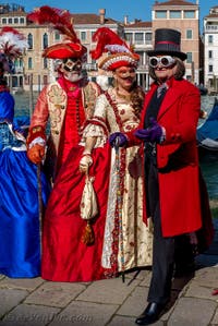 Les costumés du carnaval de Venise devant la Madonna de la Salute.