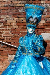 Les costumés du carnaval de Venise sur le Campiello Barbaro.