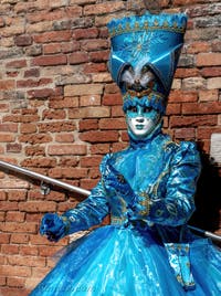 Les costumés du carnaval de Venise sur le Campiello Barbaro.