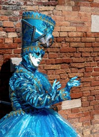 Les costumés du carnaval de Venise sur le Campiello Barbaro.