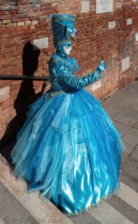 Les costumés du carnaval de Venise sur le Campiello Barbaro.