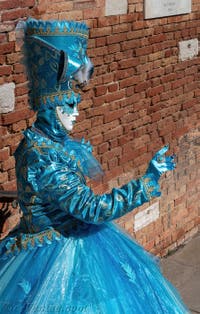 Les costumés du carnaval de Venise sur le Campiello Barbaro.