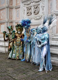 La parade des costumés du carnaval de Venise 2026 devant l'église de San Zaccaria.