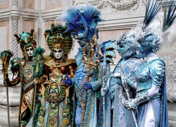 La parade des costumés du carnaval de Venise 2026 devant l'église de San Zaccaria.